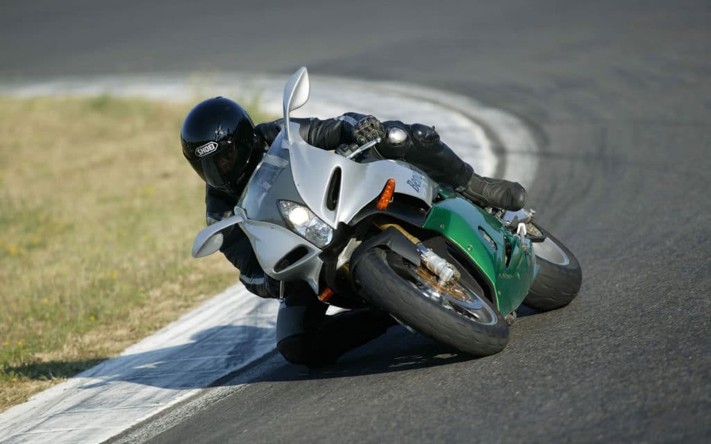 Как преодолеть поворот с уменьшающимся радиусом на мотоцикле